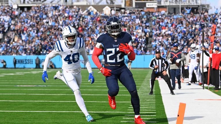 Tennessee Titans' Derrick Henry (22) runs for a touchdown past...