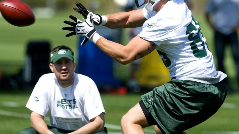 Jets offensive coordinator Brian Schottenheimer watches as Jesse Rack catches...