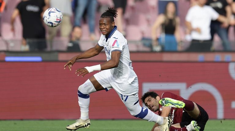 Verona's Tijjani Noslin, left, and Salernitana's Federico Fazio, right, challenge...