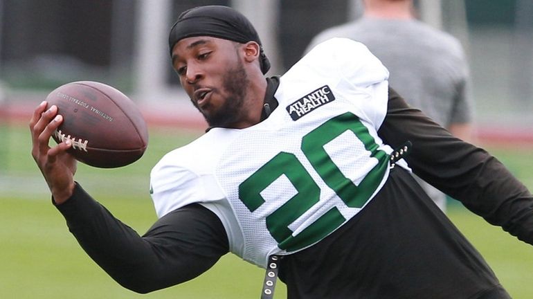 Jets RB Breece Hall practices for first time since tearing his ACL