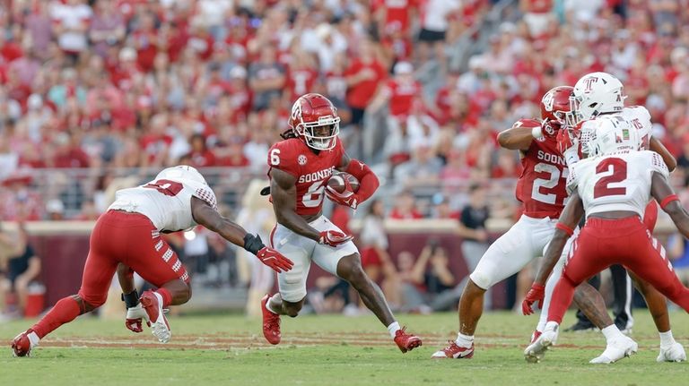 Oklahoma wide receiver Deion Burks (6) runs for a first...