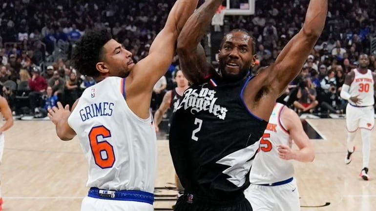 Clippers forward Kawhi Leonard shoots against Knicks guard Quentin Grimes during the...