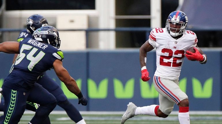 Giants running back Wayne Gallman (22) breaks away for a...