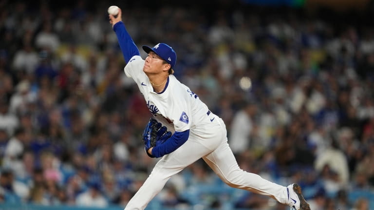 Los Angeles Dodgers starting pitcher Yoshinobu Yamamoto (18) throws during...
