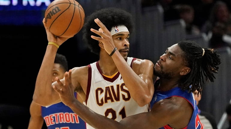 Detroit Pistons' Isaiah Stewart, right, puts pressure on Cleveland Cavaliers'...