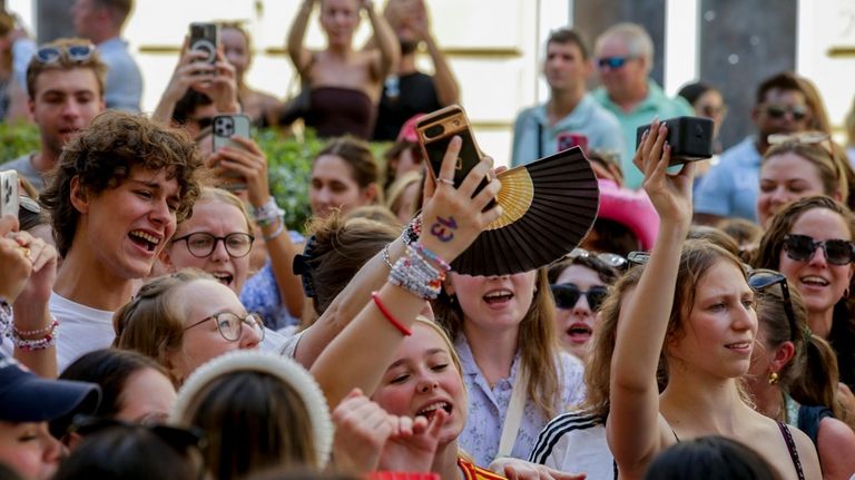 Swifties gather and sing in the city centre in Vienna...