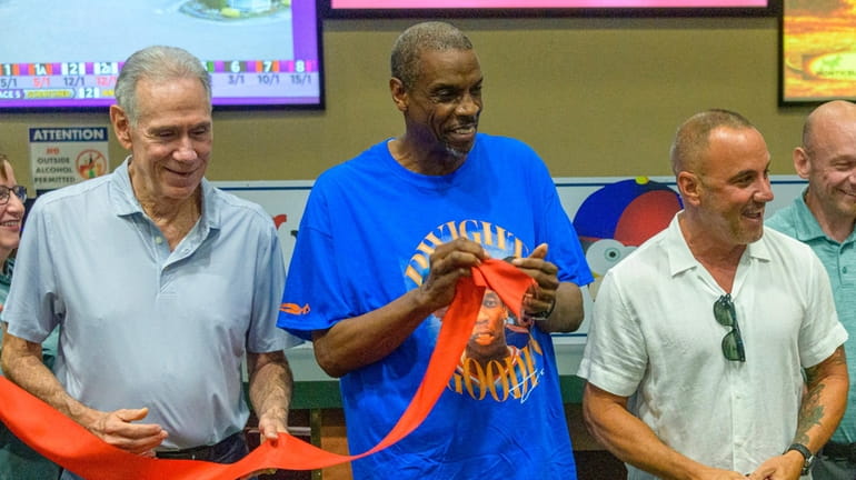 From left, former Mets Art Shamsky and Dwight Gooden fand Village Idiot...
