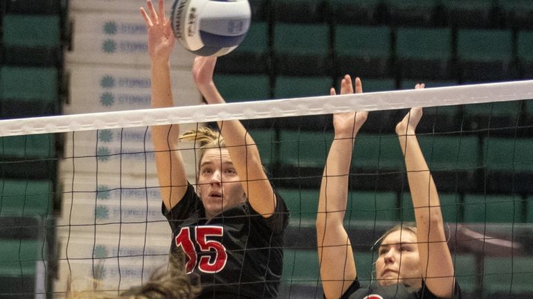 Mineola’s Caitlin Kenney, left, and Ava Murphy attempt a block...