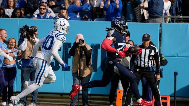 Tennessee Titans' Derrick Henry (22) runs past Indianapolis Colts' Jaylon...