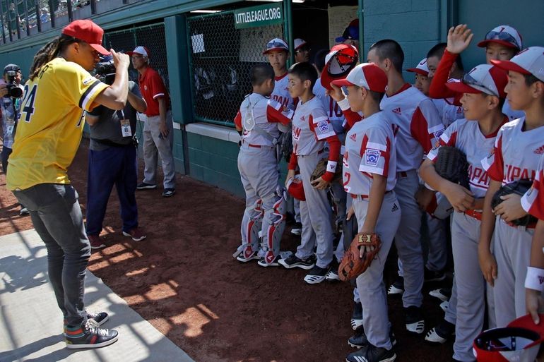 Chicago Cubs' Javier Baez signs autographs in the stands of Volunteer  Stadium while sitting with members of the team from Italy before at the Little  League World Series tournament in South Williamsport