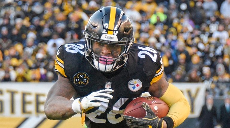 Pittsburgh Steelers running back Le'Veon Bell heads for the end zone...