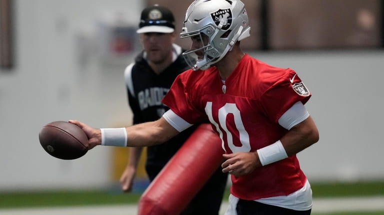 Raiders-Rams preseason game: Jimmy Garoppolo looks sharp in