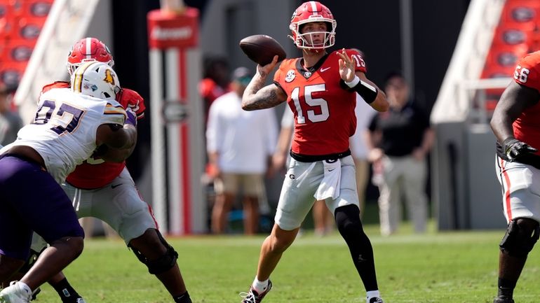 Georgia quarterback Carson Beck (15) throws a pass during the...