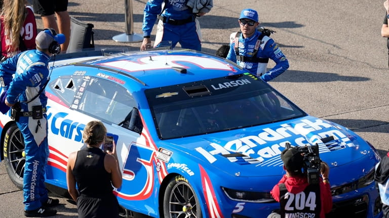 Kyle Larson climbs into his car before the start of...