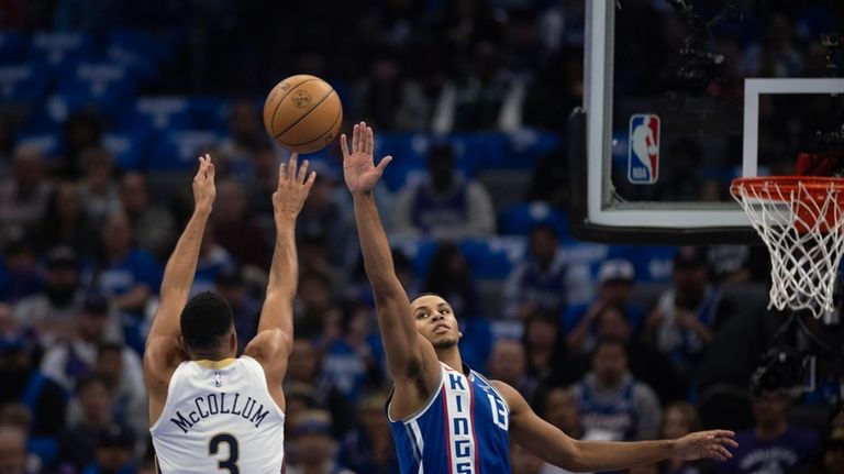 New Orleans Pelicans guard CJ McCollum (3) shoots over Sacramento...