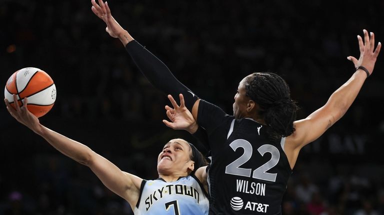 Chicago Sky guard Chennedy Carter (7) shoots while Las Vegas...