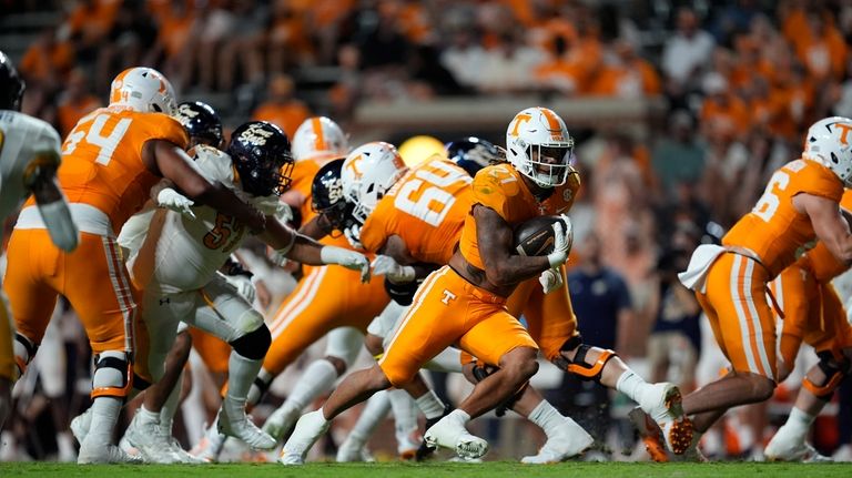 Tennessee running back Payton Lewis (27) runs the ball during...