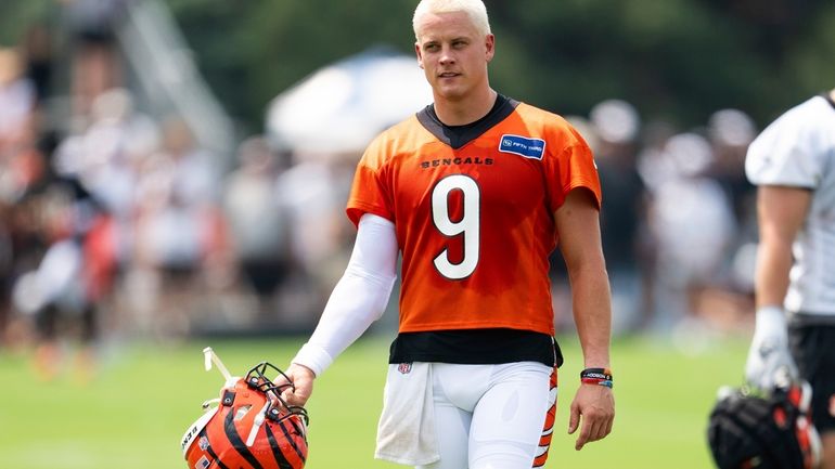 Cincinnati Bengals quarterback Joe Burrow (9) takes off his helmet...