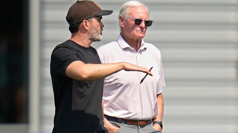 Cleveland Browns head coach Kevin Stefanski, left, talks with owner...