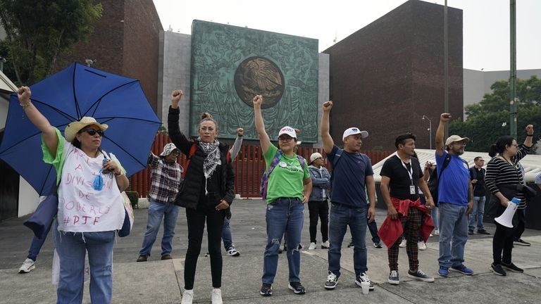 Judicial workers block entrances of Congress to protest constitutional reform...