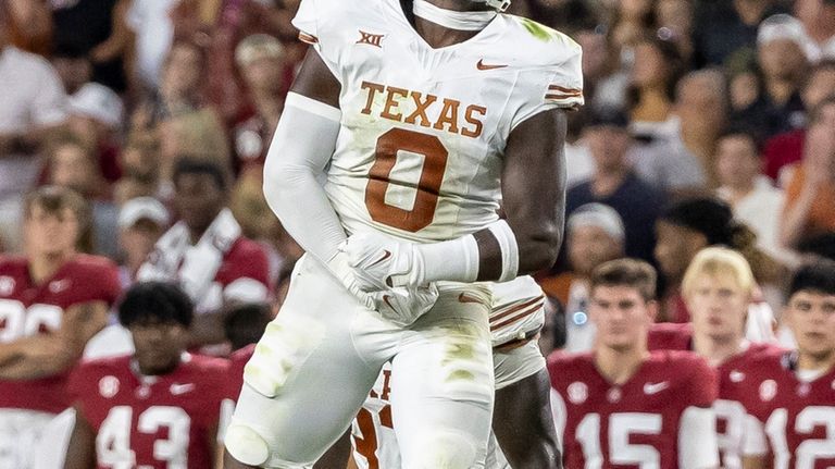 Texas linebacker Anthony Hill Jr. (0) celebrates a stop against...