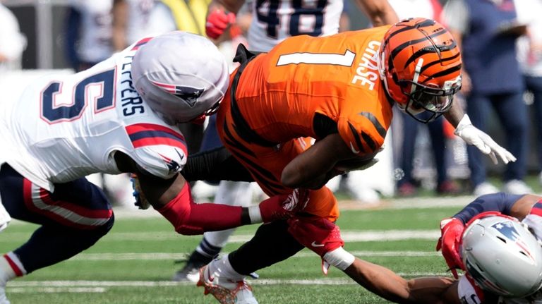 Cincinnati Bengals wide receiver Ja'Marr Chase (1) is tackled by...