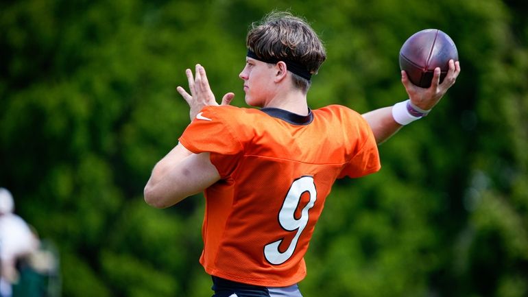 Bengals quarterback Joe Burrow back at practice for the first time