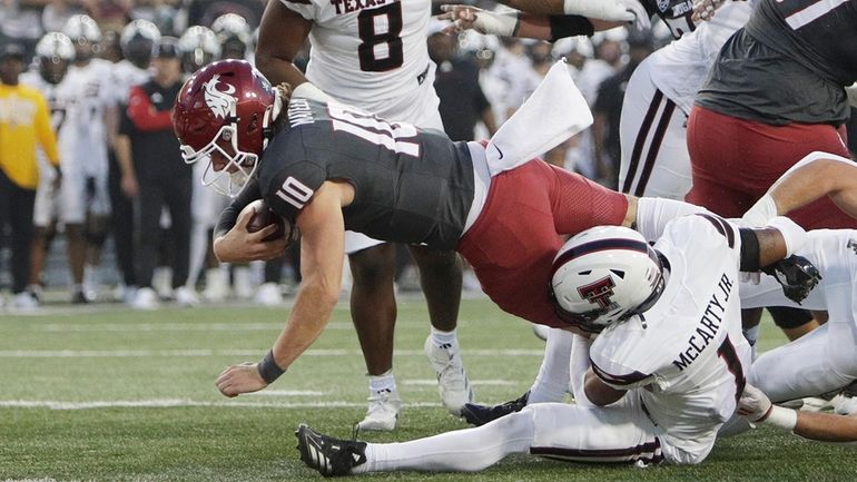 Washington State quarterback John Mateer (10) reaches for a touchdown...