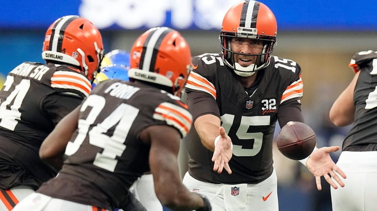 Cleveland Browns quarterback Joe Flacco pitches to running back Jerome...