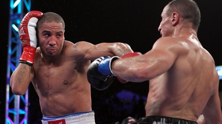 Andre Ward (L) on his way to a victory over...