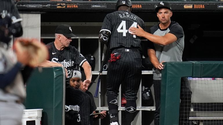 Chicago White Sox interim manager Grady Sizemore, right, pats designated...