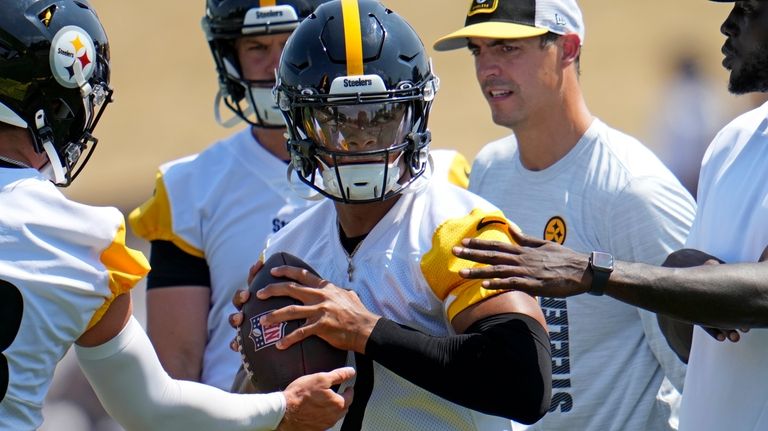 Pittsburgh Steelers quarterback Justin Fields (2), center, participates in a...