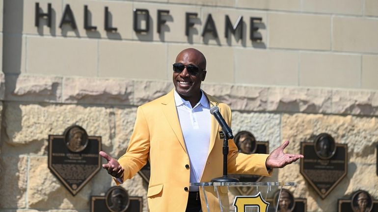 Former Pittsburgh Pirates outfielder Barry Bonds acknowledges the crowd during...