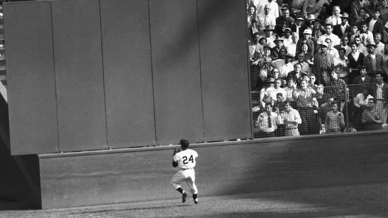 New York Giants' Willie Mays makes a catch of a...