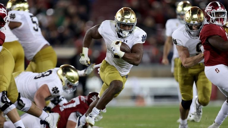 Notre Dame running back Audric Estime (7) runs for a...