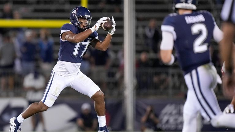 UConn tight end Justin Joly (17) catches a pass from...