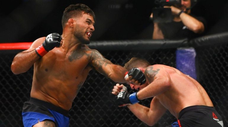 Featherweights Dennis Bermudez and Darren Elkins fight at UFC Long...