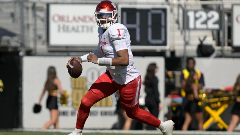 Houston quarterback Donovan Smith (1) looks for a receiver during...