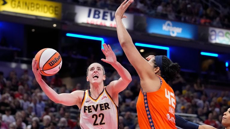 Indiana Fever guard Caitlin Clark (22) shot over Connecticut Sun...