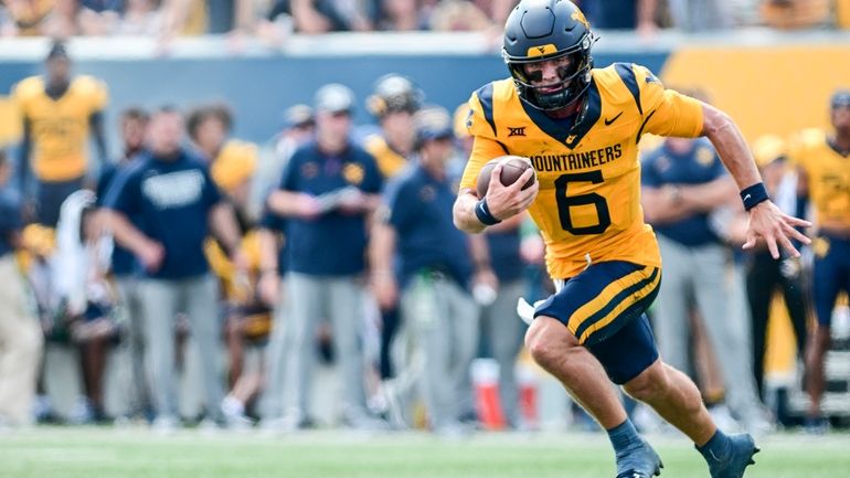 West Virginia Mountaineers quarterback Garrett Greene