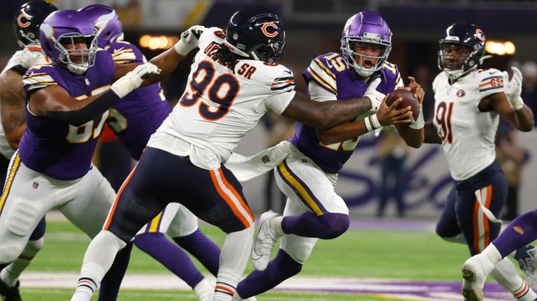 Minnesota Vikings quarterback Joshua Dobbs (15) runs from Chicago Bears...