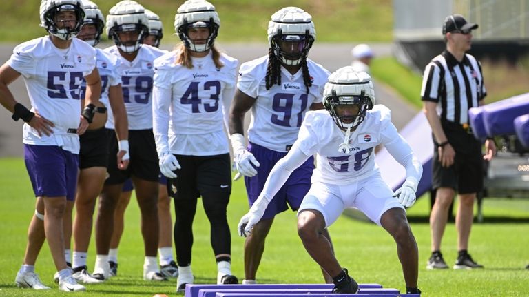 Minnesota Vikings linebacker Jonathan Greenard, right, runs drills during NFL...