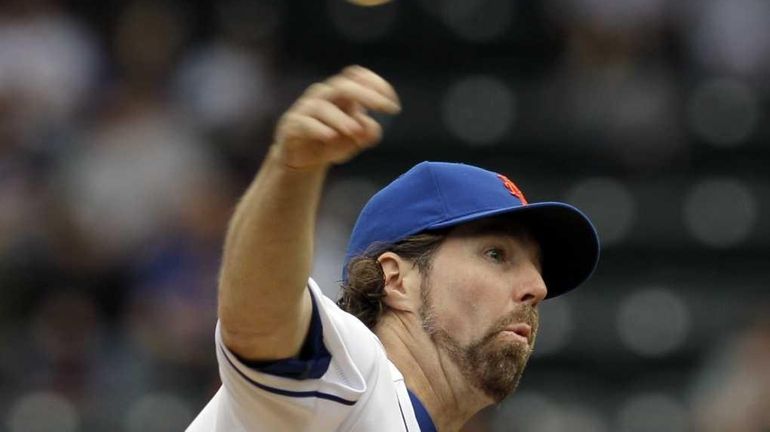 Mets ponder pitching R.A. Dickey every 4th day