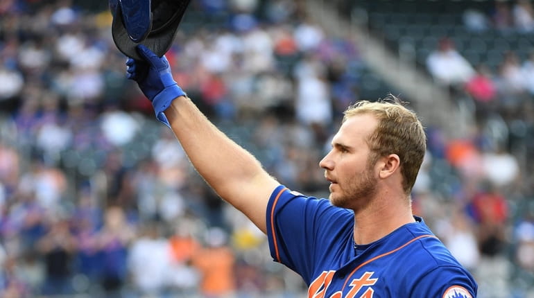 Mets' Pete Alonso tips his helmet to the crowd after...