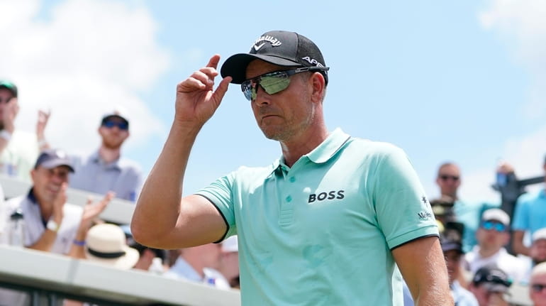 Henrik Stenson, of Sweden, acknowledges the crowd before hitting off...
