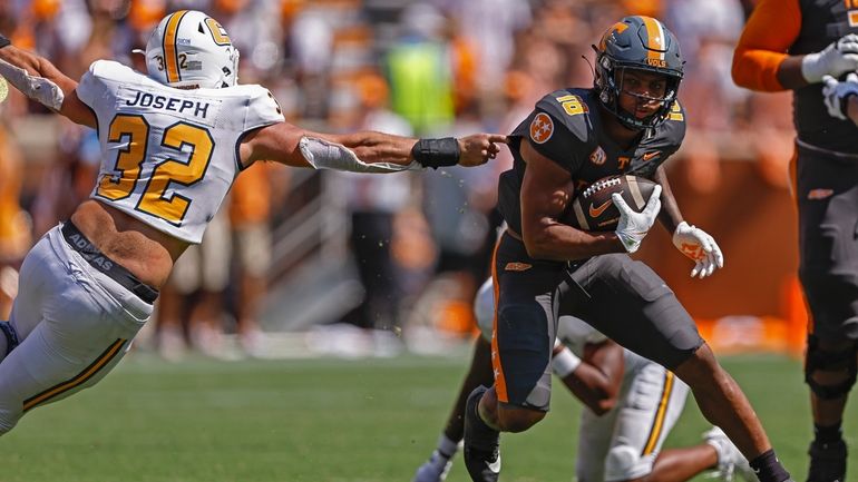 Tennessee running back DeSean Bishop (18) avoids being tackled by...