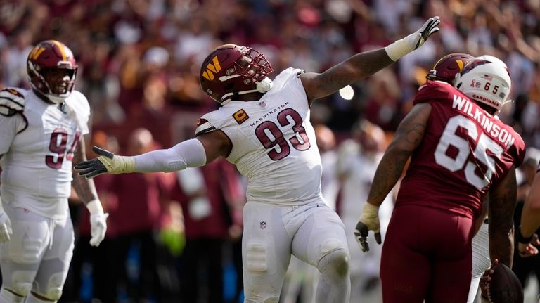 Washington Commanders defensive tackle Daron Payne (94) takes the field  before the Washington Comman