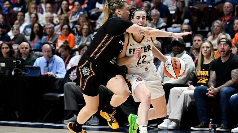 Indiana Fever guard Caitlin Clark (22) drives against Connecticut Sun...