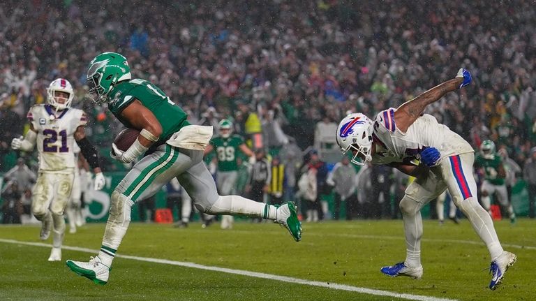 Philadelphia Eagles quarterback Jalen Hurts scores the game winning touchdown...