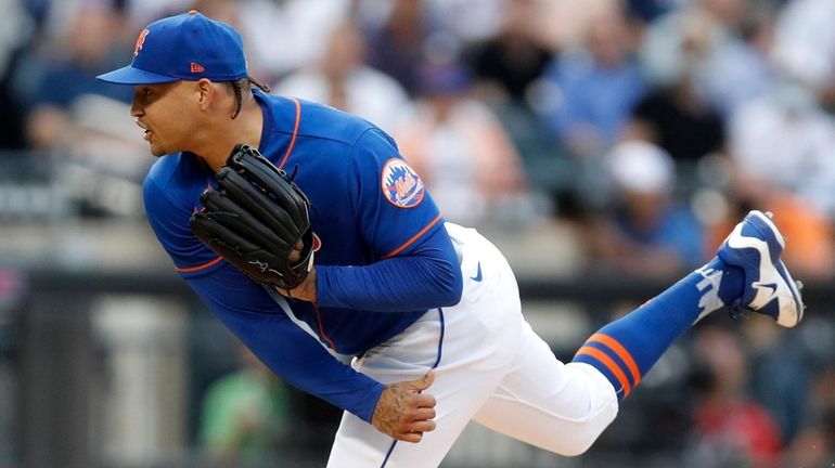 Taijuan Walker of the Mets pitches against the Yankees during...